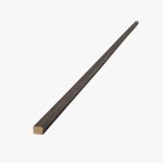 Immagine WoodUpp di un listello quadrato in legno scuro: asta lunga e sottile dal profilo quadrato, venature evidenti e finitura spazzolata; un'estremità tagliata mostra il legno chiaro all'interno. Prodotto WoodUpp isolato su sfondo bianco, ideale per rifiniture, montaggi e cornici.
