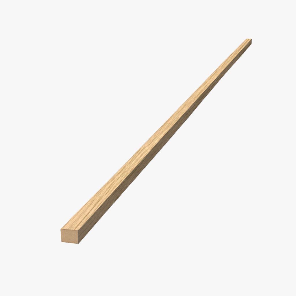 Immagine WoodUpp di un singolo listello quadrato in legno chiaro con venatura visibile, superficie levigata e spigoli netti, lungo e sottile con sezione quadrata e tonalità miele, disposto diagonalmente su sfondo bianco. Prodotto WoodUpp: barra/listello finitura naturale adatto a cornici, rifiniture o supporti strutturali.
