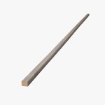 Immagine WoodUpp di un lungo listello in legno a sezione quadrata, finitura effetto rovere grigio con venature visibili. Il profilo sottile mostra l’estremità tagliata con nucleo chiaro. Superficie liscia, adatto a rifiniture e bordature decorative. Presenta angoli leggermente smussati e finitura opaca professionale.