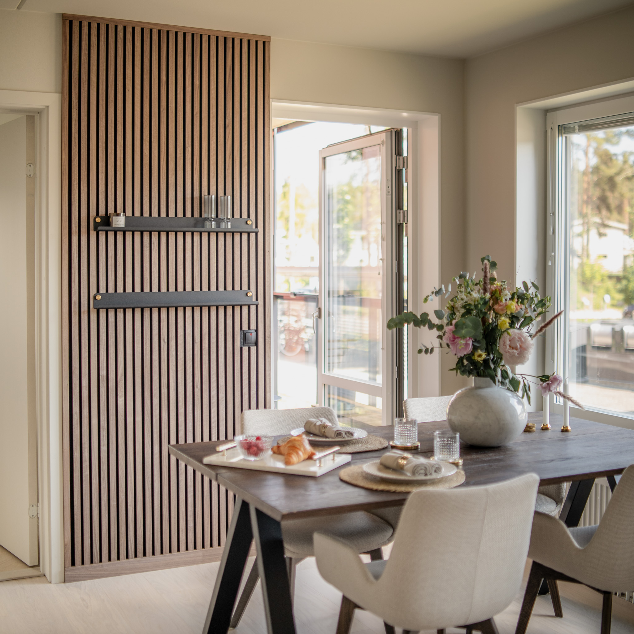 woodupp-akupanel-walnut-livingroom2-stine