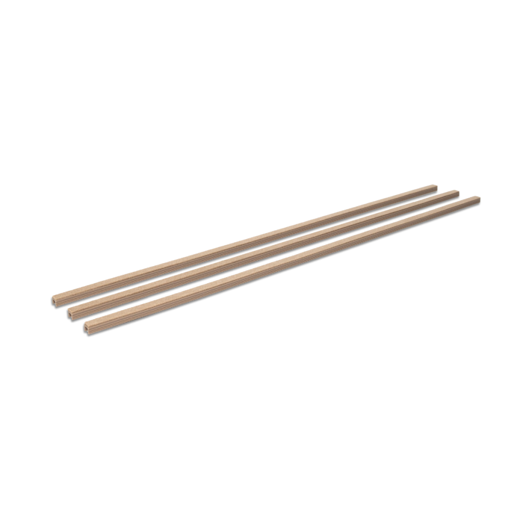 Immagine di tre lunghi profili di finitura a U firmati WoodUpp. Queste strisce in feltro color beige chiaro sono accessori essenziali per coprire elegantemente i bordi tagliati dei pannelli acustici WoodUpp, garantendo un aspetto pulito e completo alla tua installazione.