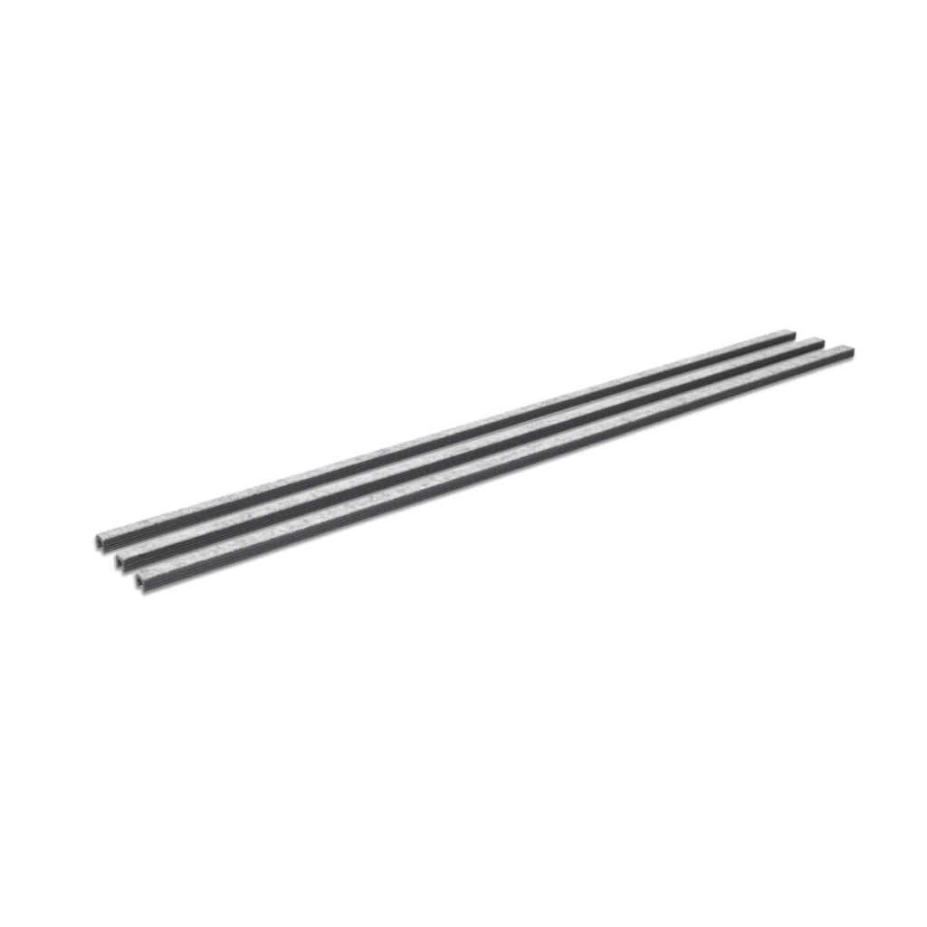 Tre lunghi listelli acustici in feltro grigio scuro WoodUpp, disposti parallelamente su uno sfondo bianco. Questi elementi fonoassorbenti sono progettati per essere utilizzati con i pannelli acustici WoodUpp, migliorando l'isolamento acustico e offrendo una soluzione di design elegante e funzionale per interni.