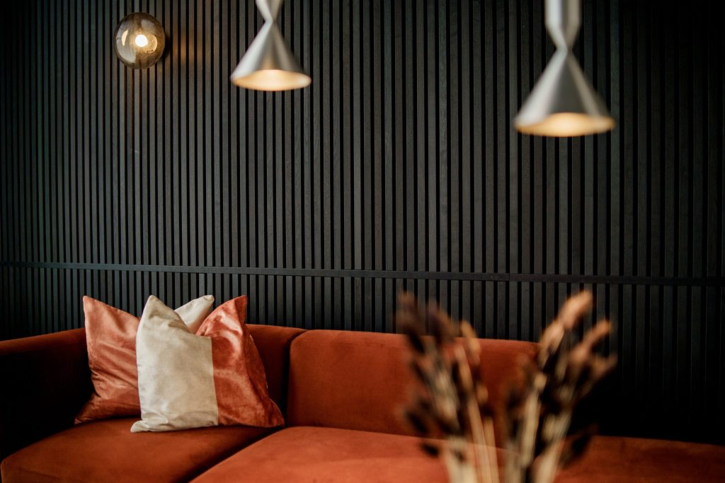 Featured image for the post: Scopri come le lamelle terminali possono valorizzare la tua parete di pannelli